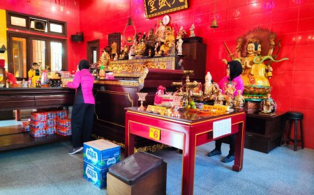 Vihara Lawang Dibersihkan dalam Rangka Hari Bhayangkara ke-80