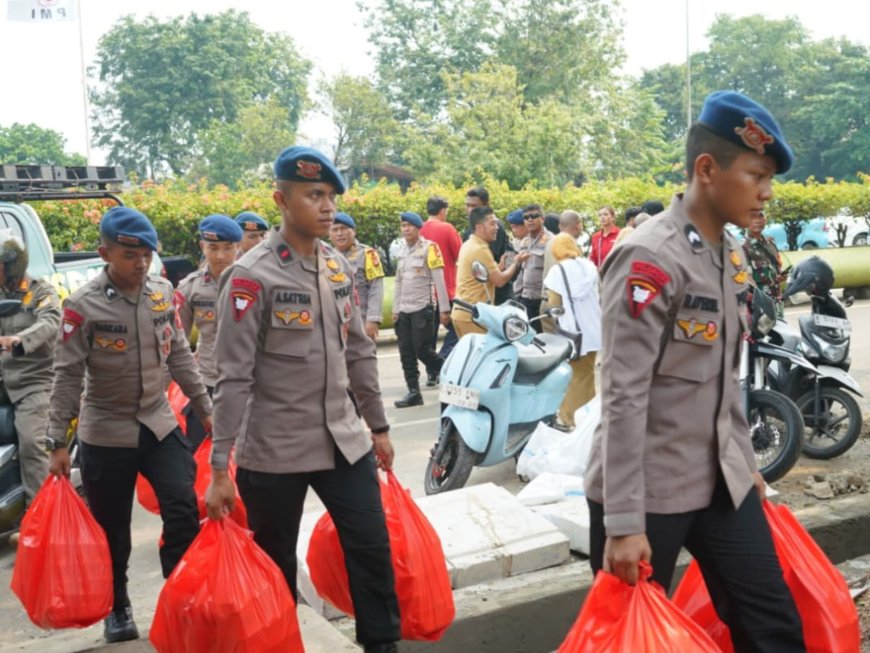 Warga Terdampak Kebakaran Pasar Jiung Terima Dukungan Brimob