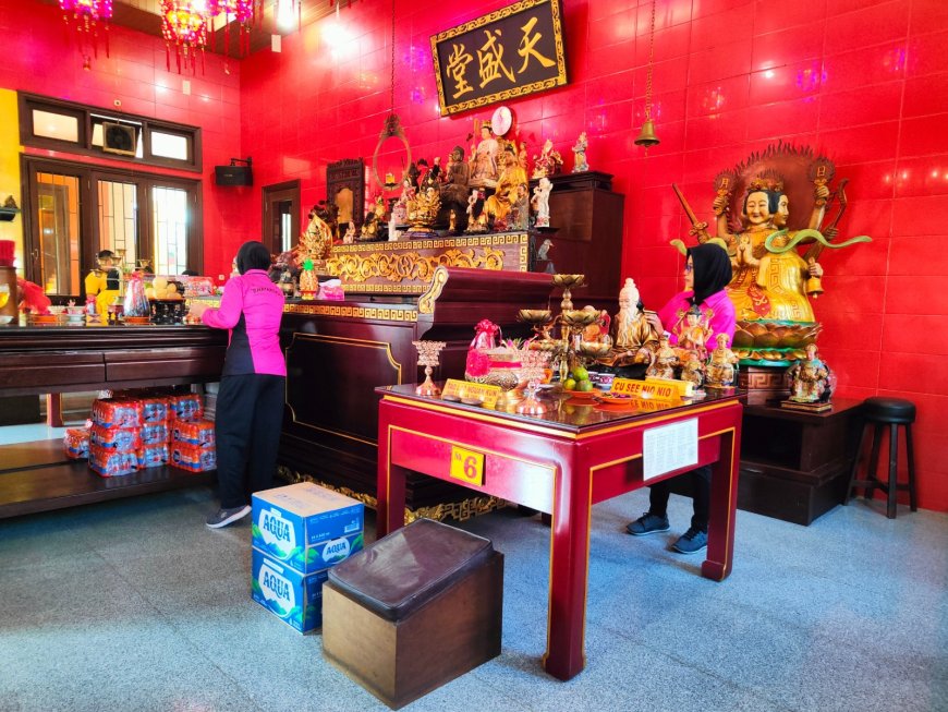 Vihara Lawang Dibersihkan dalam Rangka Hari Bhayangkara ke-80